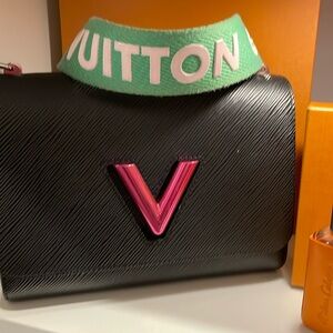 Authentic Louiis Vuitton MM TWIST